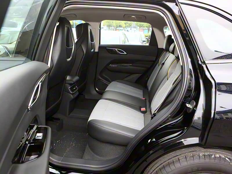 红旗HS3的轴距数据如何影响后排腿部空间?