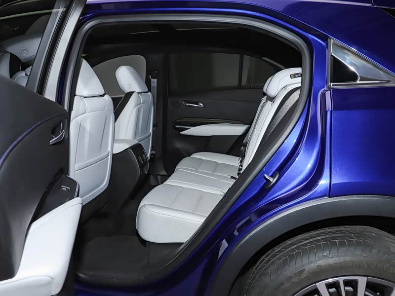 凯迪拉克XT4后排乘坐和后备箱空间够用吗?