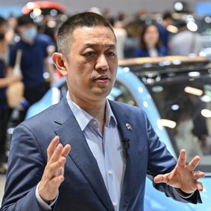 蔚来暂缓进军机器人，研发砍掉四成！李斌谨慎过头了？