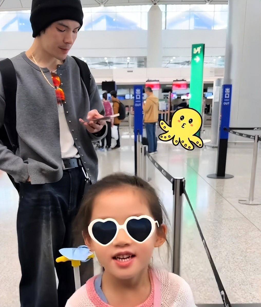 郭碧婷带女儿送向佐，夫妻俩全程没有互动，女儿舍不得爸爸难过哭了