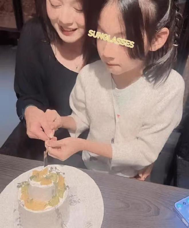周渝民老婆迎38岁生日，晒8岁女儿正面照，母女同框切蛋糕超温馨