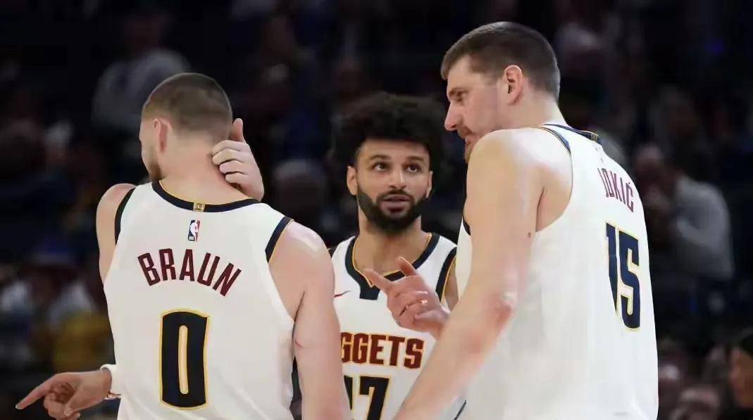 NBA常规赛掘金主场大胜火箭，约基奇稳定发挥再轻松斩获三双数据