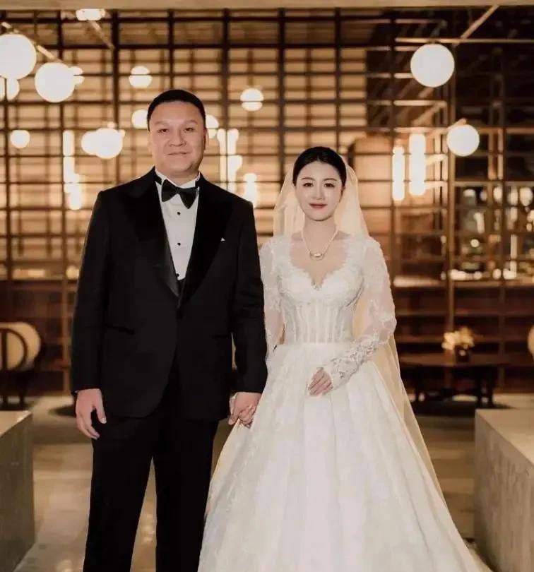 乃万发文回应小三风波，要求李嘉格还自己清白，三人聊天记录曝光