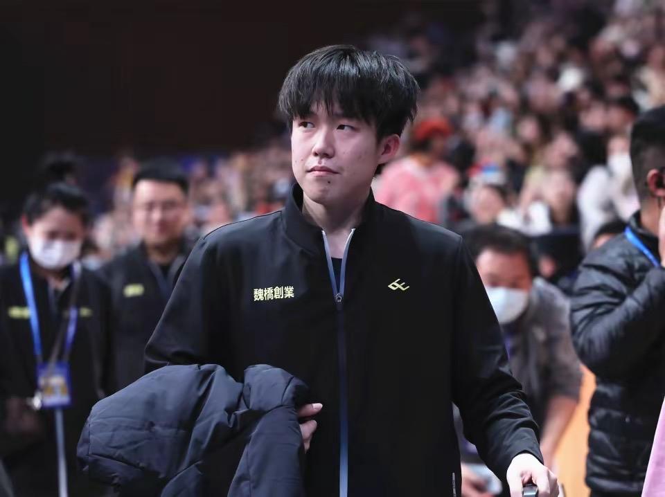 相继输樊振东和马龙后,王楚钦赛后采访亮了:我技术和他两差不多