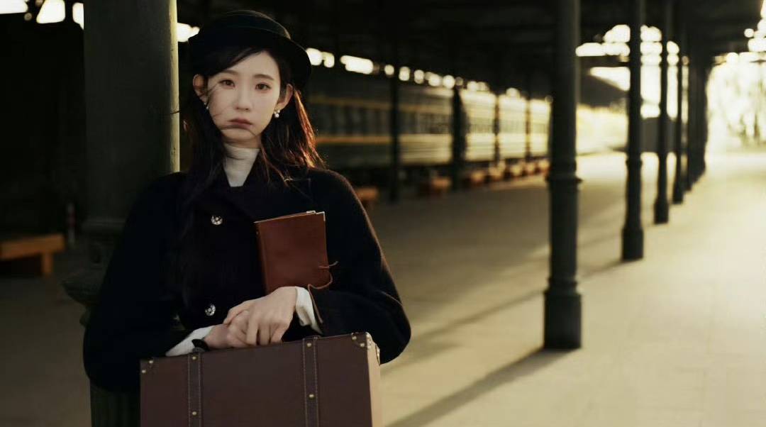张艺凡“留洋大小姐”造型出圈，全网喊话“谁来递个民国本”？