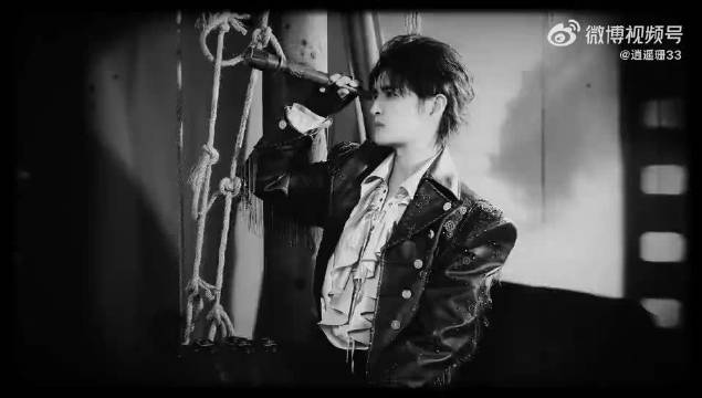 张远加勒比海盗风造型亮相乘风破浪的哥哥，今晚舞台引期待