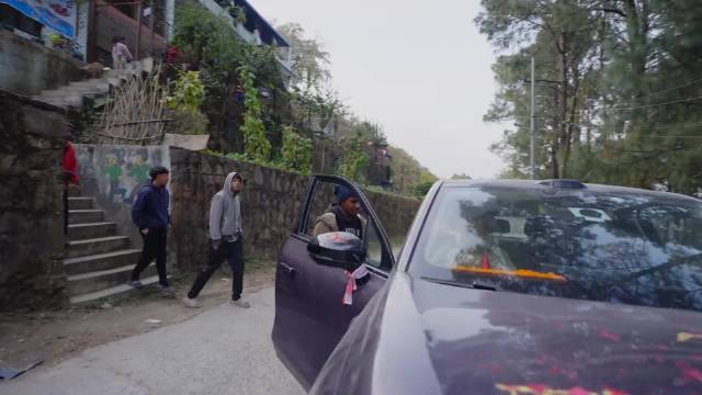 尼泊尔向导十年节俭资助孤儿院，破旧摩托背后的富足人生