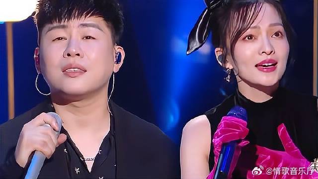 胡彦斌张韶涵唱《奉献》，绝美和音，周深听红了眼圈！