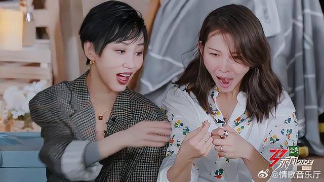 蔡少芬痴迷紫色小车，可爱开不停！