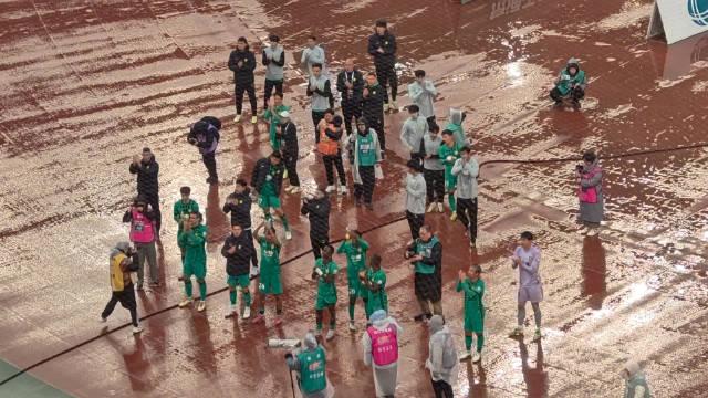 北京国安赛后谢场完整版