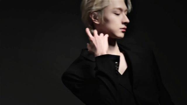 林一金发大片上线，黑西装冷调金发造型吸睛