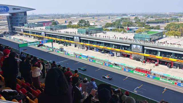 F1中国大奖赛现场火爆，观众见证速度与激情