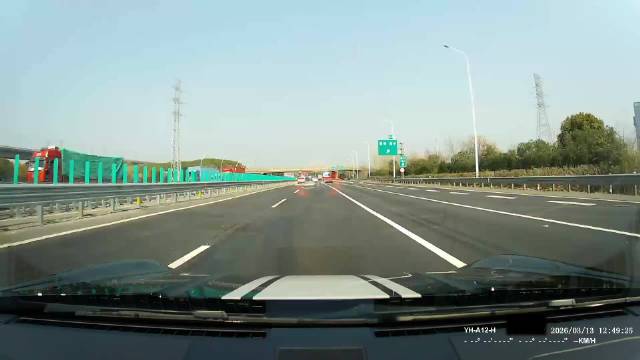 高速行车需警惕车速车距,视频车反应迅速避险