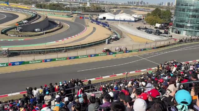 这是真的速度与激情啊！F1 排位赛真的是太激烈了！现场氛围感拉满！