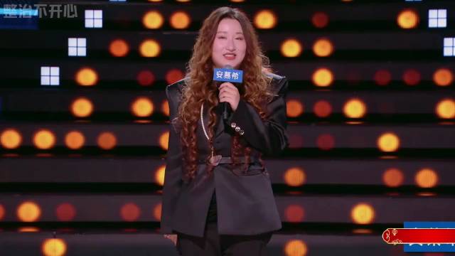 炸场了！2026锤娜丽莎首次脱口秀笑果十足，爆梗一个接一个！