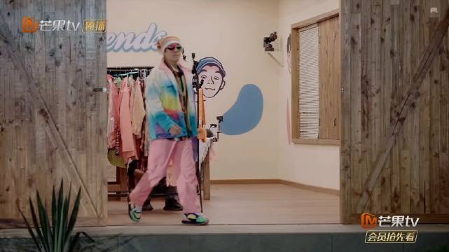 蔡国庆携哥哥们展示多巴胺穿搭秀