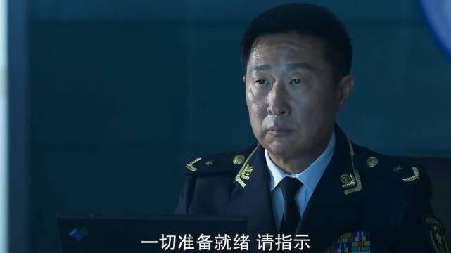 表面她是退休老奶奶，背地里却控制超大组织