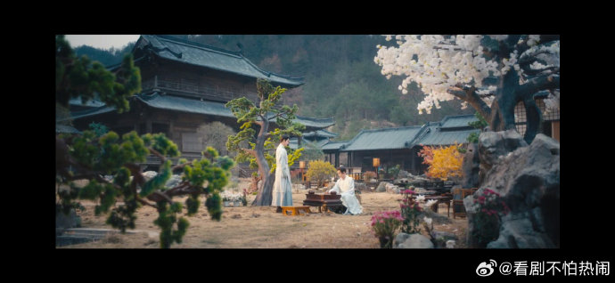 《乘风游》中严屹宽和周历杰的18岁年龄差具体带来了哪些观感问题？