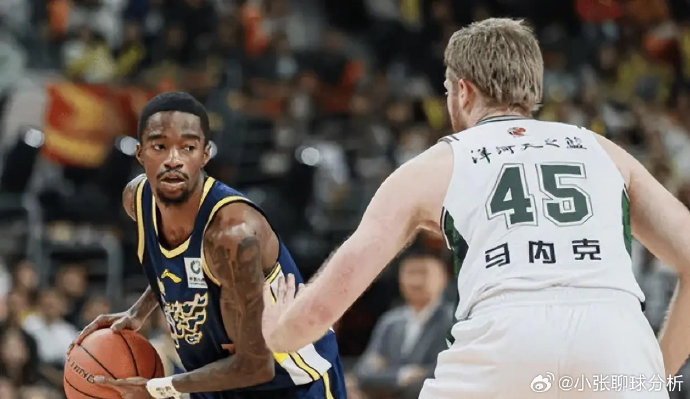 广东男篮主教练杜锋在本场比赛的用人策略引发了哪些争议？