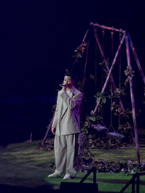 周柏豪香港演唱会演唱《让爱高飞》引回忆