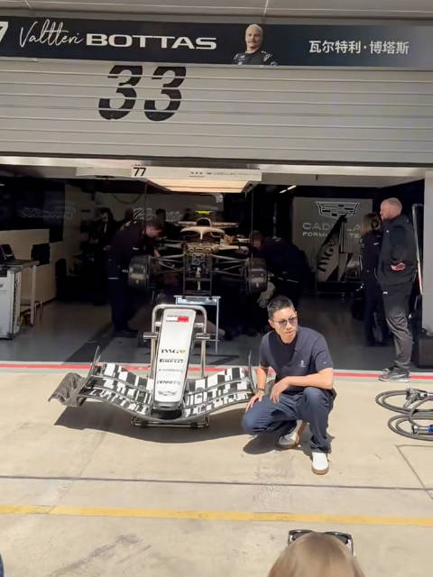 卧槽许昕在F1观赛，打卡凯迪拉克p房，感觉好久没见过这么新鲜的蛇了