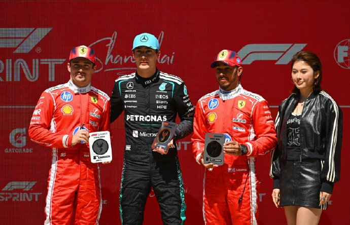 “赛车皇帝”与“栏间飞人”的梦幻同框！吴艳妮为F1冠军拉塞尔颁奖