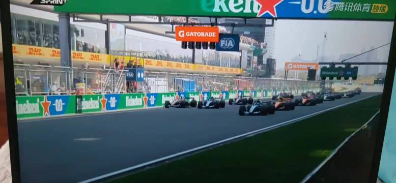 F1中国大奖赛冲刺排位赛落幕，拉塞尔夺杆梅奔包揽头排