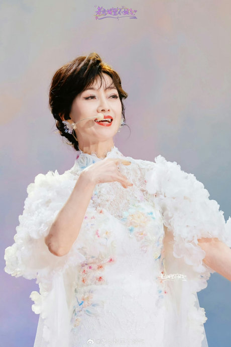 除了白素贞，赵雅芝还有哪些经典的荧幕形象被网友在此次事件中提及和怀念？