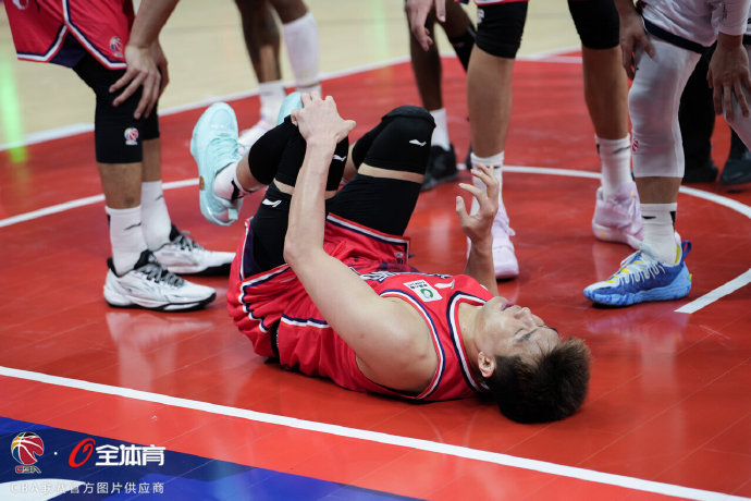 郭艾伦左膝韧带断裂，俱乐部安排北医三院手术并全程保障