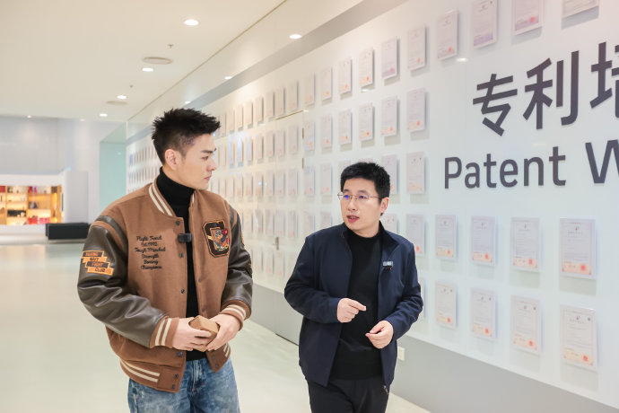 魏牌高山为什么选择邀请魔术师邓男子成为车主并举办这场魔术交车仪式？