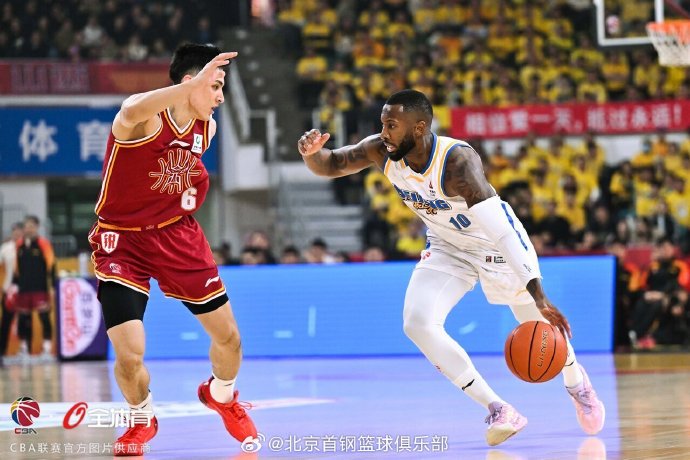 北汽男篮是通过哪些具体的团队战术，成功限制了广州队小外援达拉斯·摩尔的发挥？