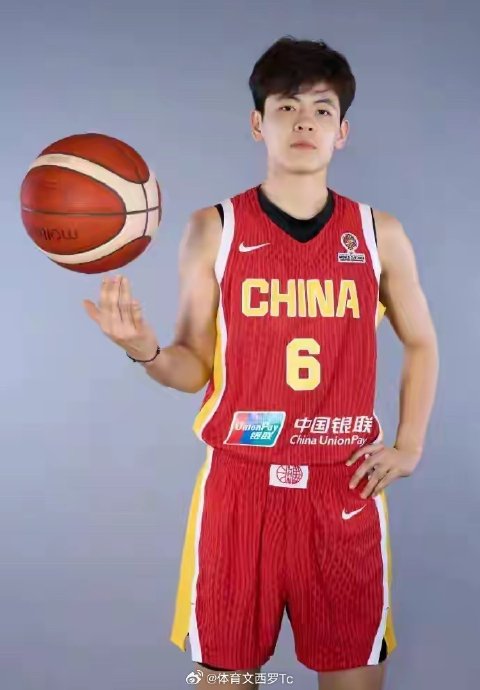 姐姐到场亲授！杨力维观战助阵，见证妹妹杨舒予首秀女篮队长