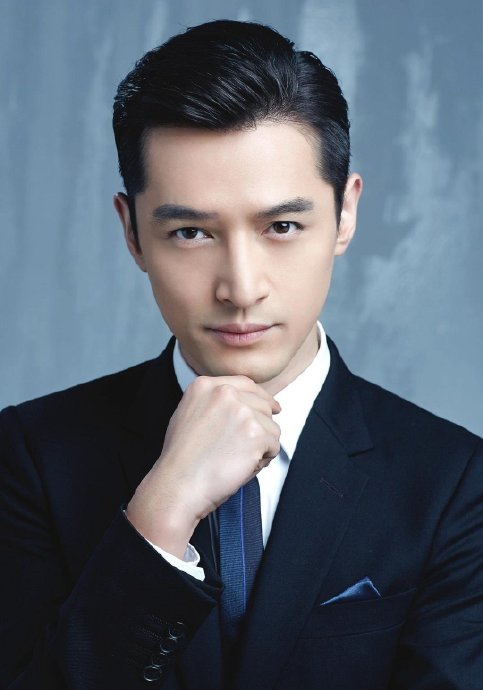 主演胡歌和段奕宏分别将饰演罗辑与章北海，他们的年龄和气质是否符合原著角色？