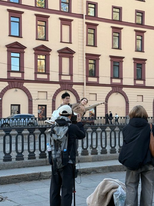 冠军夫妇孙杨张豆豆街头甜蜜举高高，体能天花板谱写冰雪童话