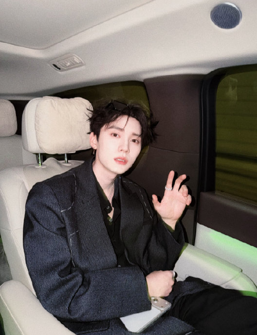 作为个体户演员，周翊然在娱乐圈发展面临哪些独特的困难和压力？