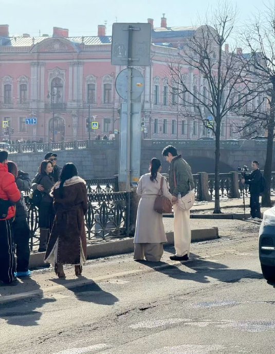 金莎和孙丞潇作为节目首对未婚情侣，他们的相处模式有何特别之处？