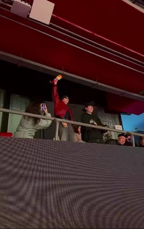 胡先煦红色皮衣造型亮相黄子弘凡演唱会