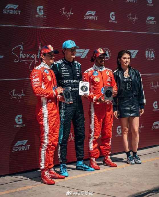 吴艳妮现身F1中国大奖赛为拉塞尔颁奖