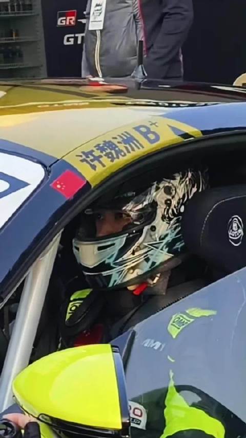 许魏洲亮相SRO GT杯，荧光绿赛车服引关注