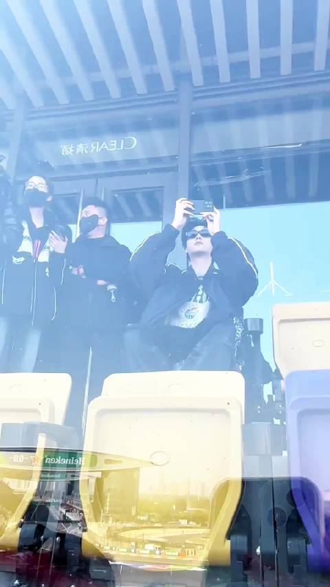 田栩宁现身F1中国大奖赛，隔玻璃观赛