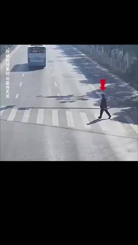 准确的说是五菱礼让行人，你把他们俩都撞了