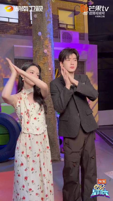 一开口就自带笑点，互动也太有对抗路那味儿了