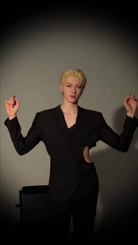 林一魅魔造型气场全开，男模风范打破期待