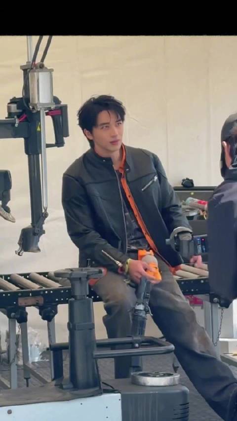 许魏洲现身F1垫赛SRO GT杯，荧光绿赛车服引关注