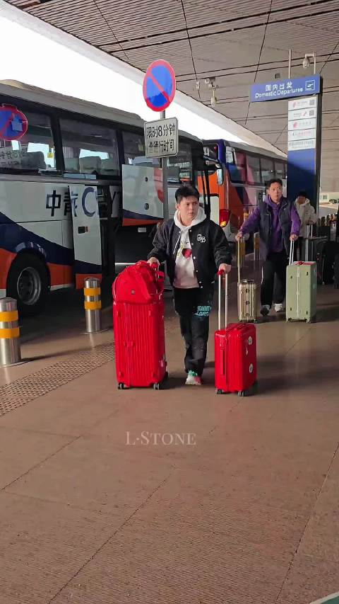 时隔两周 林诗栋出发开启成都封训模式 健康涨球！