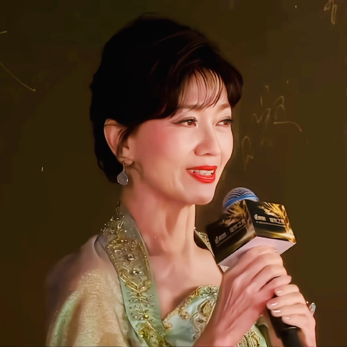 赵雅芝在红毯采访中关于‘皱纹’和‘优雅老去’的具体观点是什么？