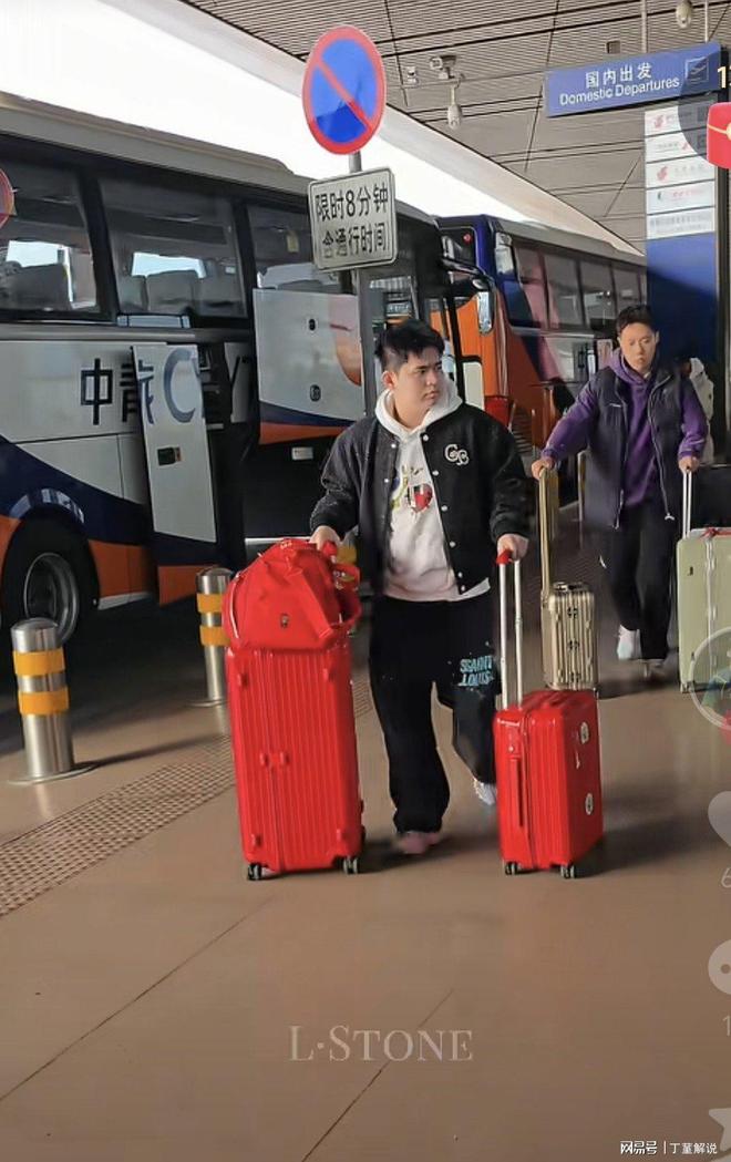 林诗栋、陈俊菘去成都参加集训，蒯曼4-2孙颖莎，晋级女单4强