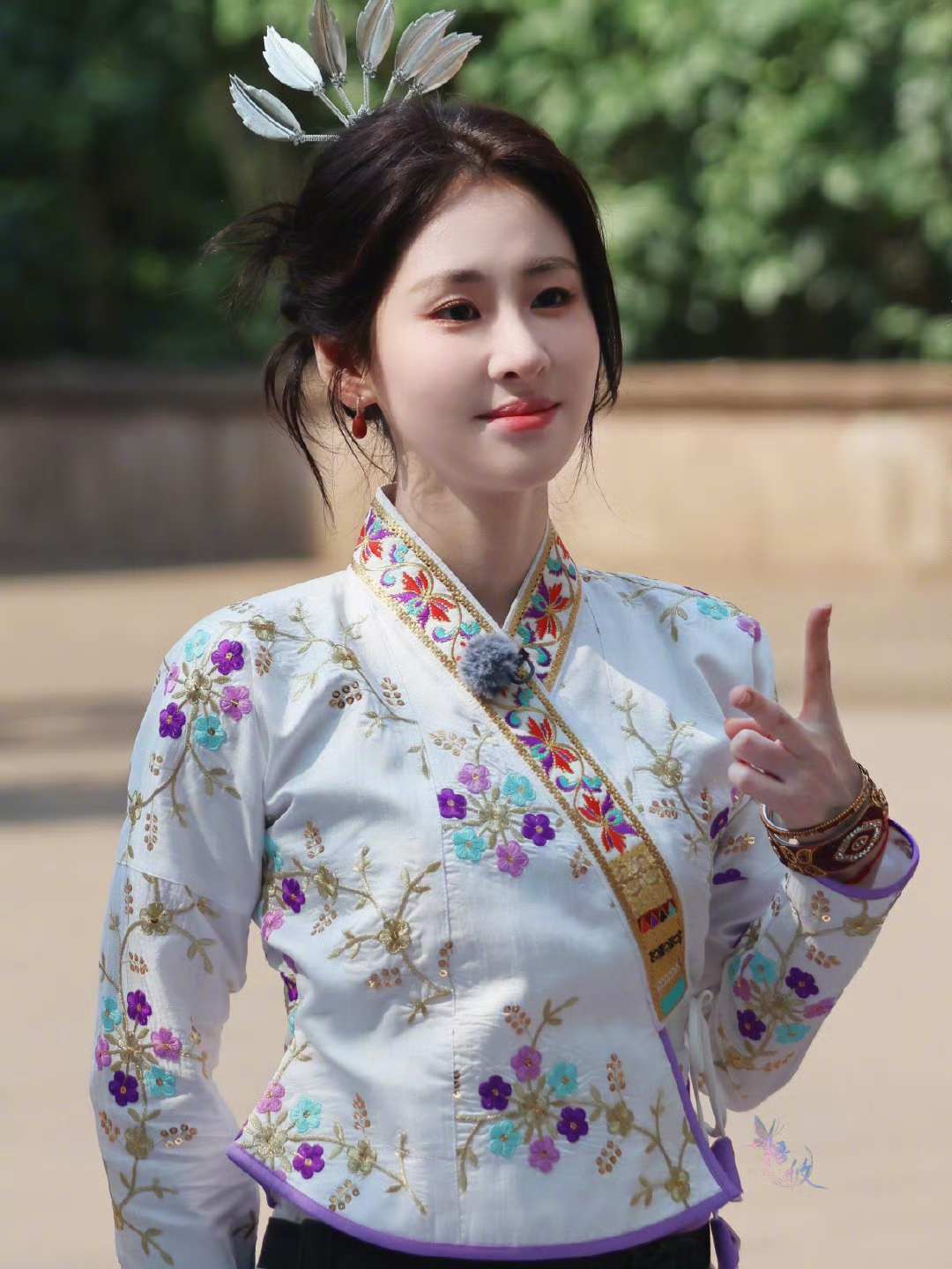 张碧晨傣族造型惊艳出圈，象牙白刺绣裙配孔雀翎羽尽显温婉灵动