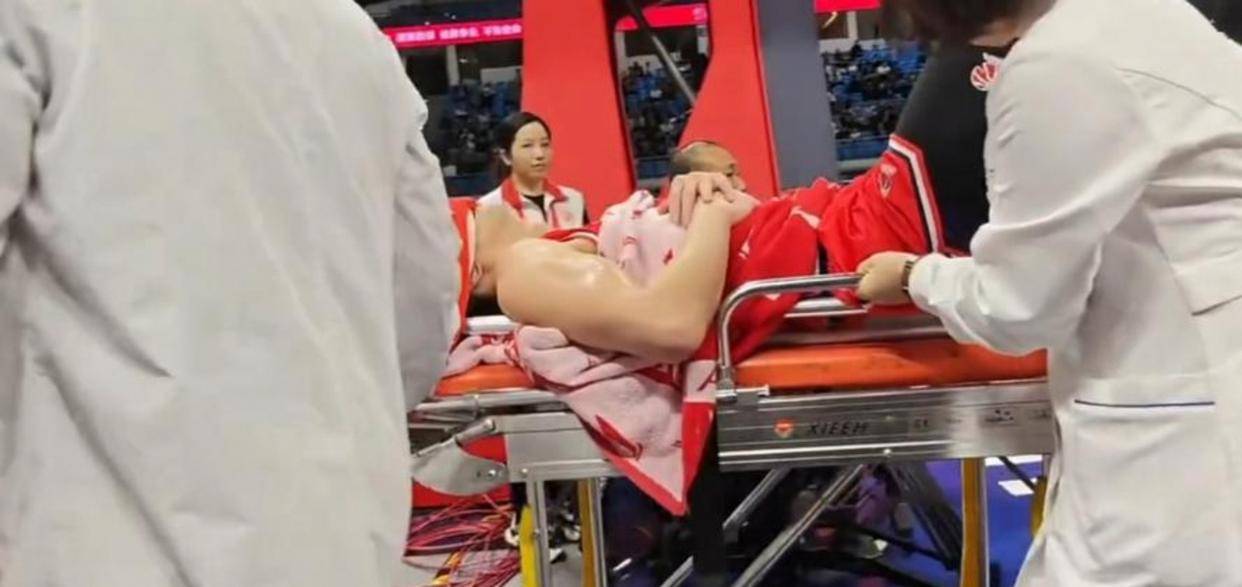 广州龙狮深夜确认郭艾伦左膝前交叉韧带受伤，正常休息期需9到12个月，俱乐部正与顶级医疗团队制定康复方案