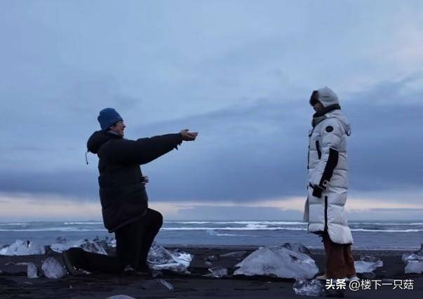 孙丞潇求婚金莎后被偶遇两人手牵手笑容甜蜜金莎摇头晃脑像小女生